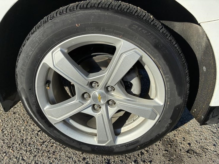 2018-chevrolet-volt-sedan-image-5