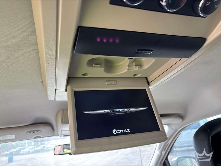 2015-chrysler-town-&-country-image-17