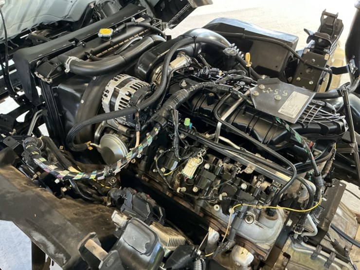 2016-isuzu-npr-image-11