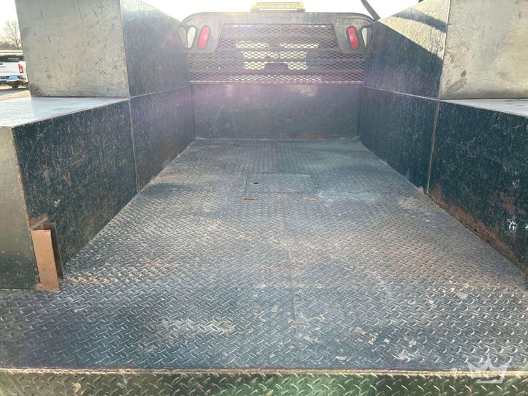 2013-ram-3500-utility-flatbed-truck-image-23