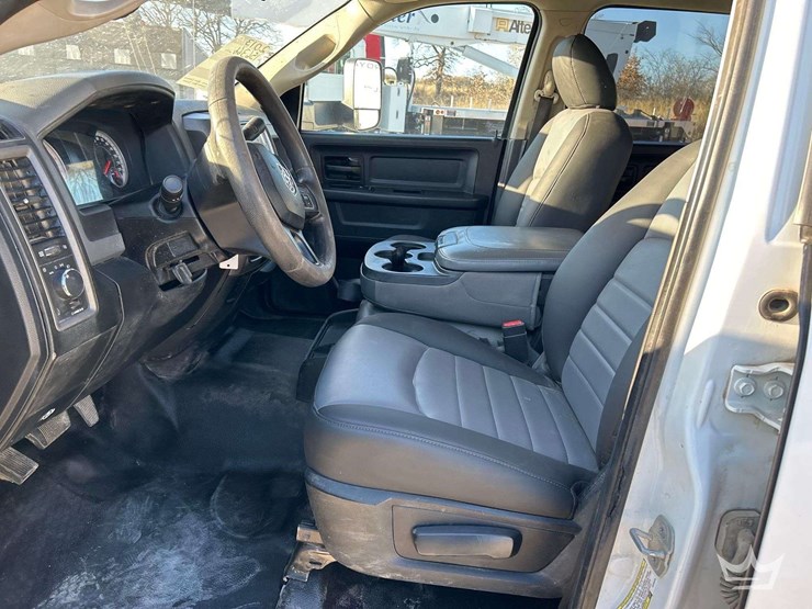 2013-ram-3500-utility-flatbed-truck-image-12