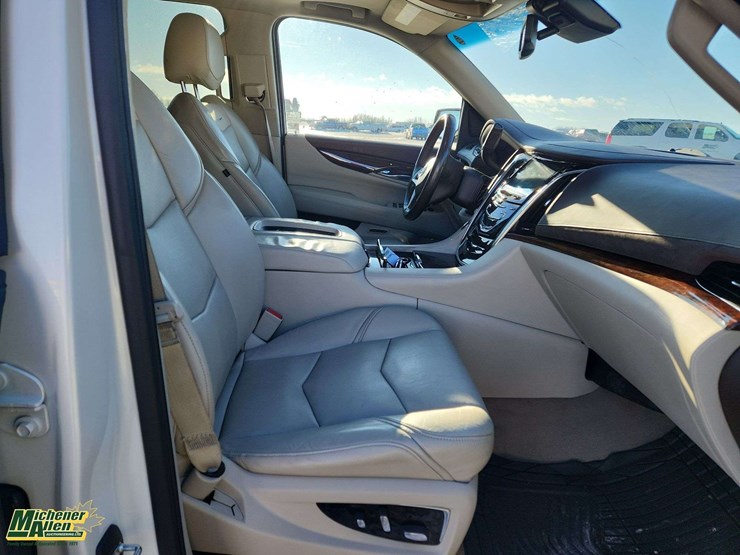 2015-cadillac-escalade-image-18