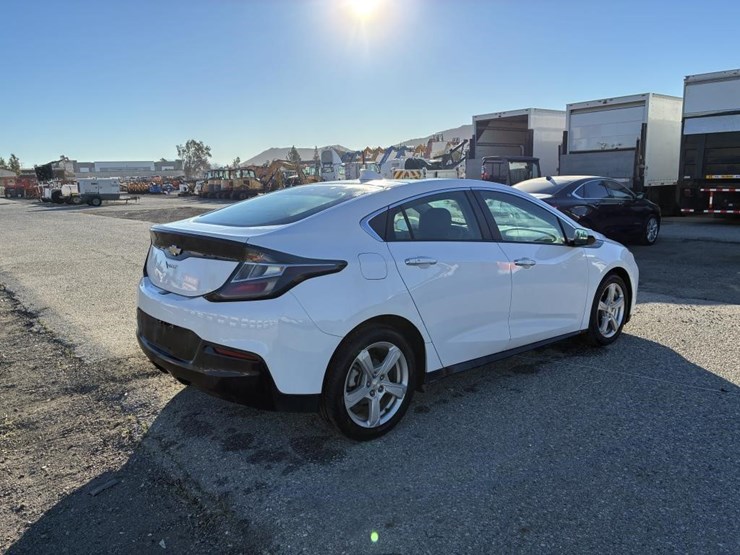 2018-chevrolet-volt-sedan-image-3