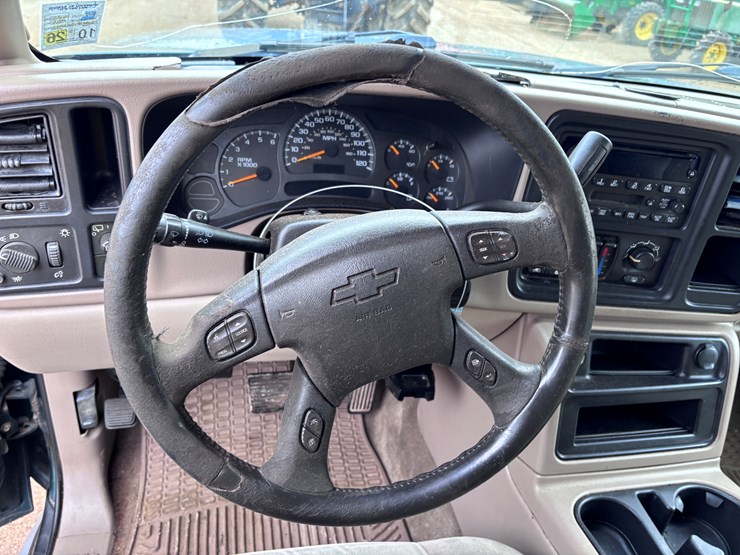 2004-chevrolet-suburban-image-12