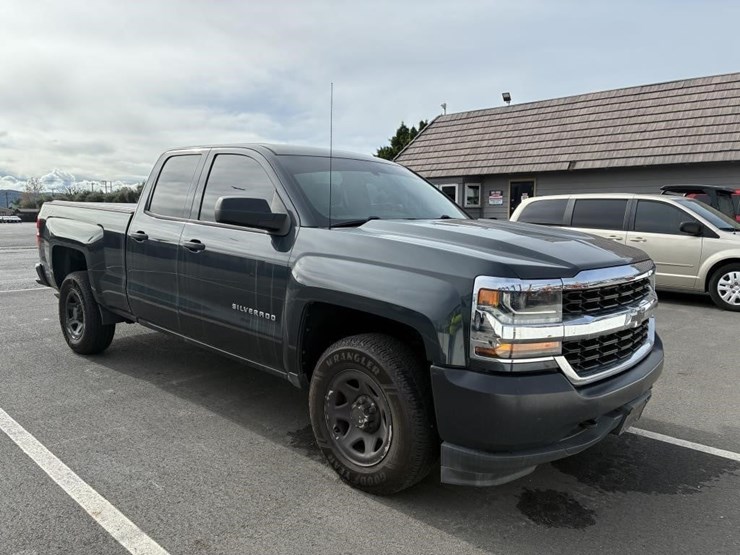2018-chevrolet-silverado-crew-cab-image-2
