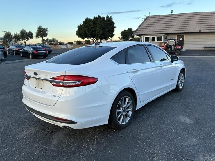 2017-ford-fusion-sedan-image-3
