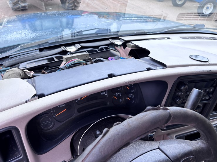 2004-chevrolet-suburban-image-9