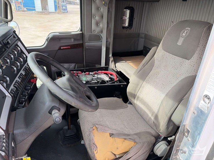 2012-kenworth-t800-image-14