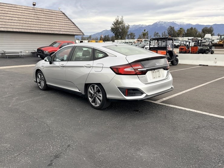 2019-honda-clarity-sedan-image-4