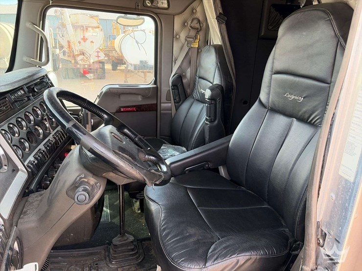 2011-kenworth-w900-image-14