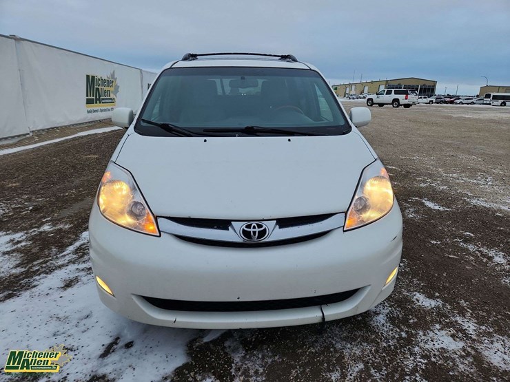 2009-toyota-sienna-image-9