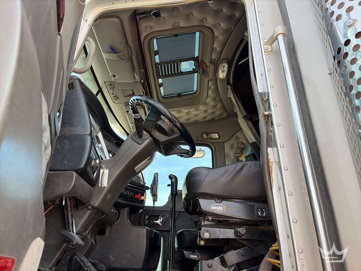 2011-kenworth-w900-image-13