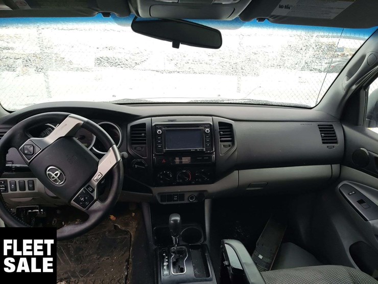 2015-toyota-tacoma-image-15