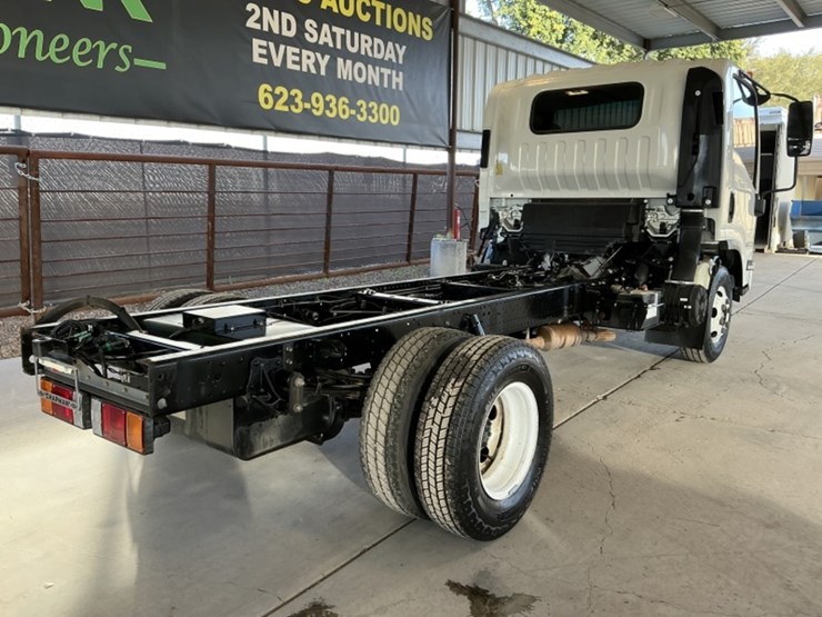 2016-isuzu-npr-image-7