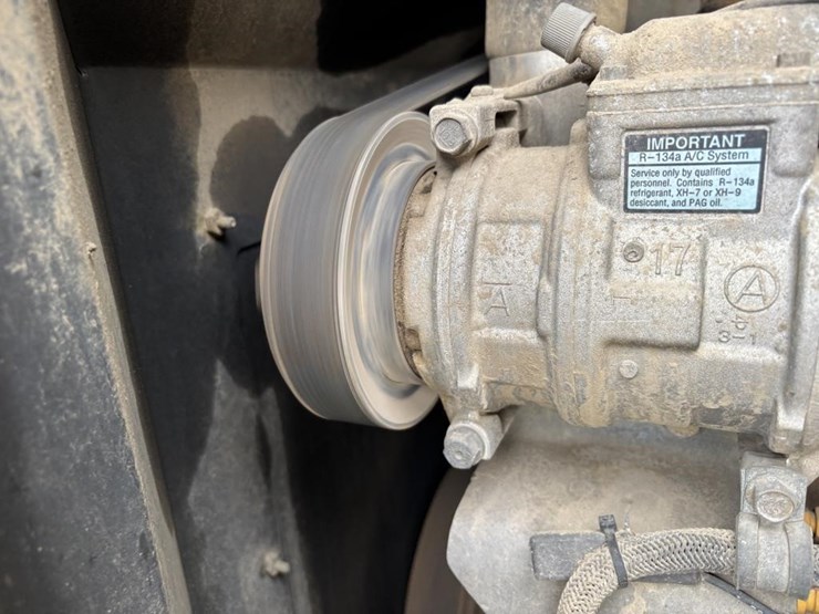 2005-deere-624j-image-58