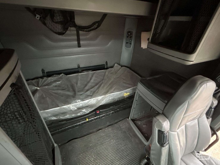 2007-freightliner-columbia-120-image-19