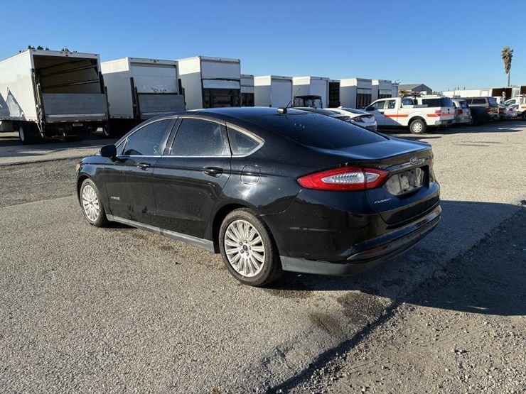2016-ford-fusion-sedan-image-4