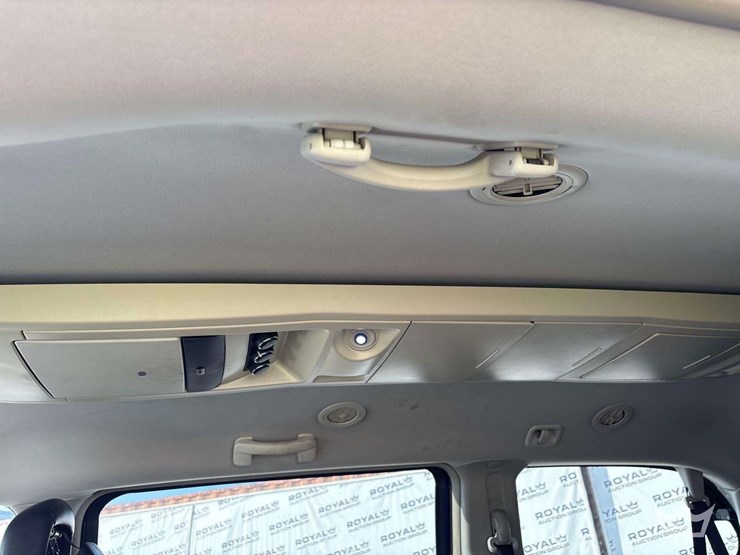 2015-chrysler-town-&-country-image-16