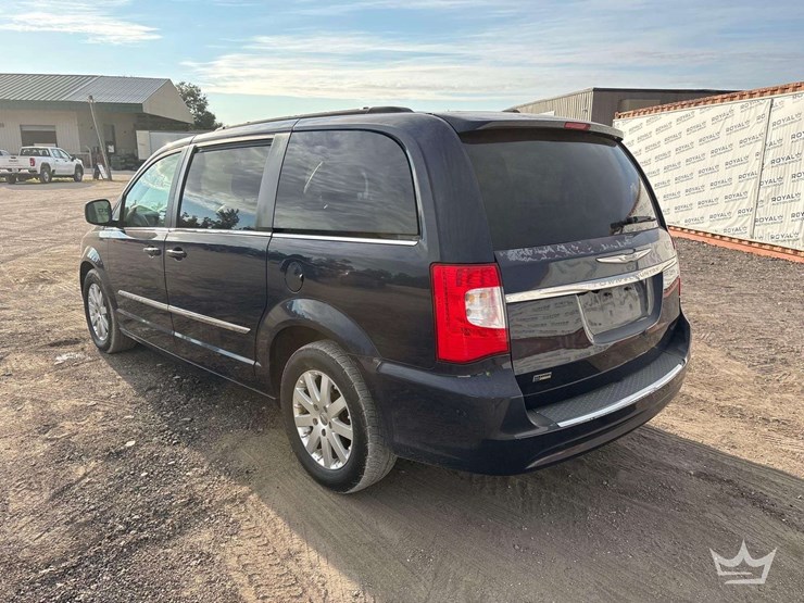 2015-chrysler-town-&-country-image-4
