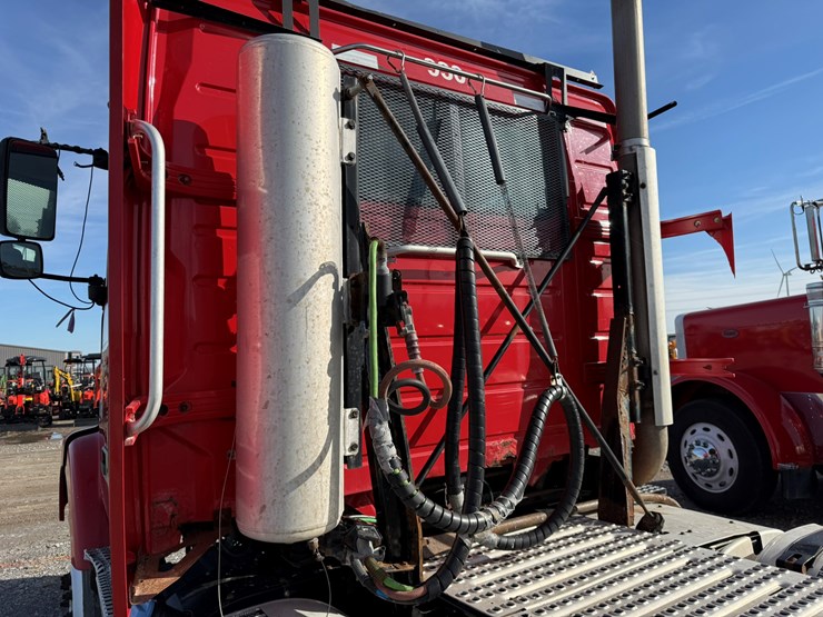 2011-volvo-10-image-17