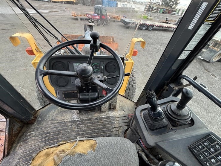 2005-deere-624j-image-35