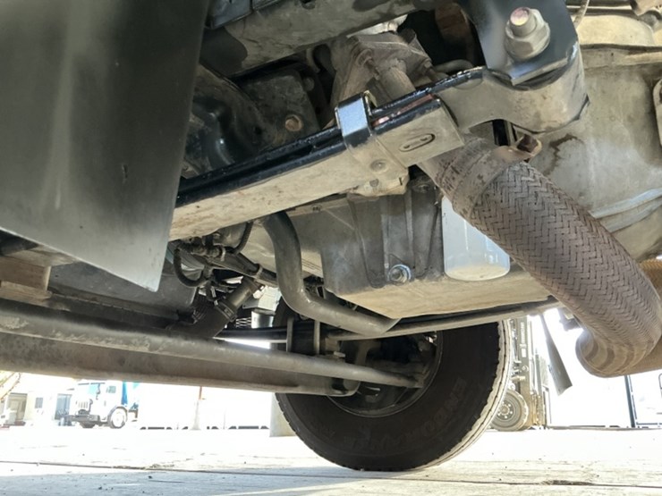 2016-isuzu-npr-image-23