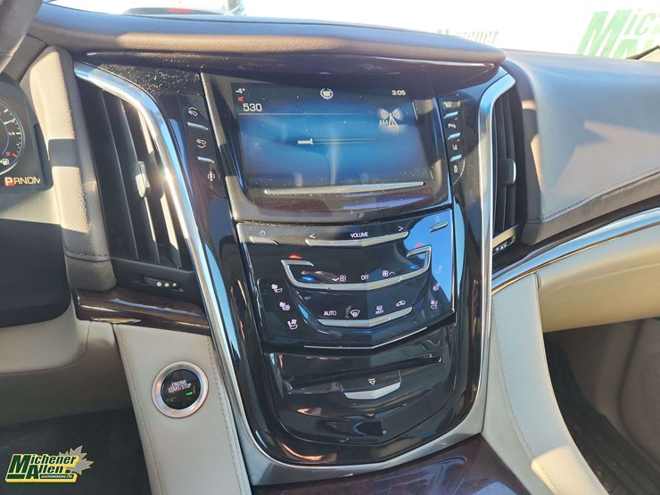 2015-cadillac-escalade-image-21