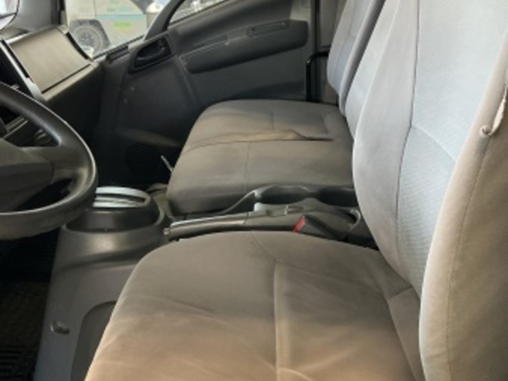 2016-isuzu-npr-image-21