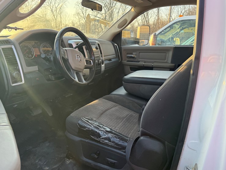 2011-dodge-ram-3500-image-13