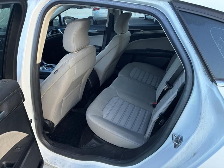 2017-ford-fusion-sedan-image-10