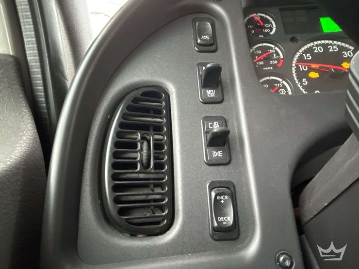 2018-freightliner-m2-106-image-14