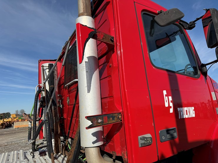 2011-volvo-10-image-30