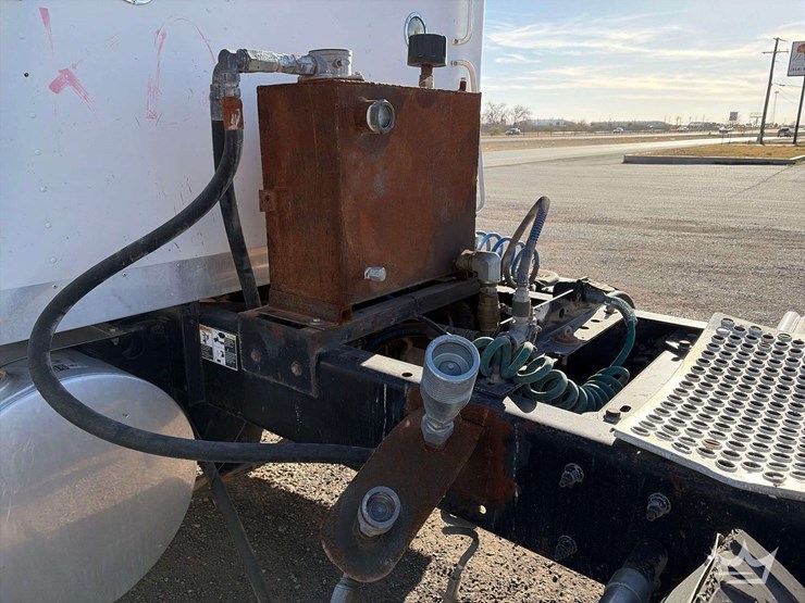 2013-kenworth-t800-image-28