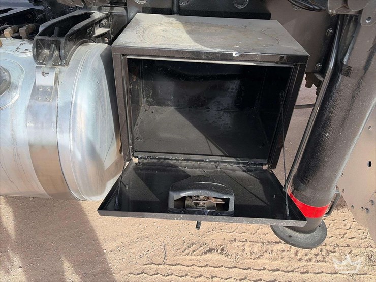 2013-peterbilt-365-image-30