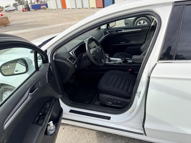 2015-ford-fusion-sedan-image-11