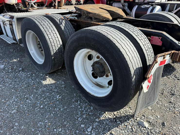 2011-volvo-10-image-7