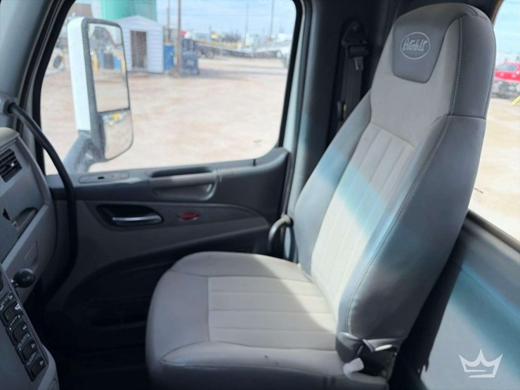 2015-peterbilt-567-image-19