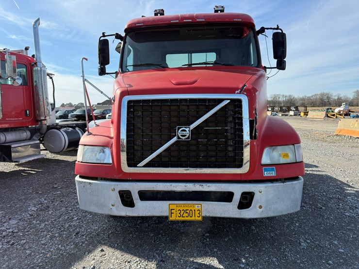 2011-volvo-10-image-2