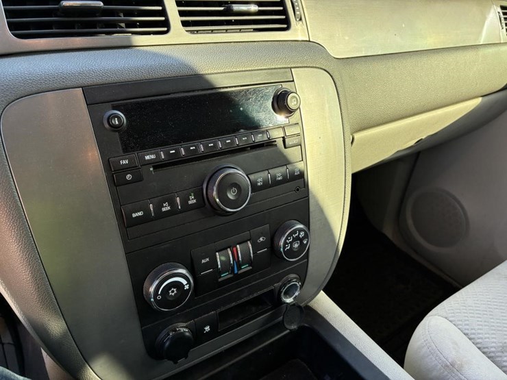 2008-chevrolet-tahoe-image-11