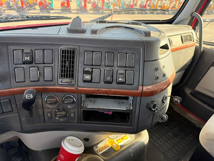 2011-volvo-10-image-38