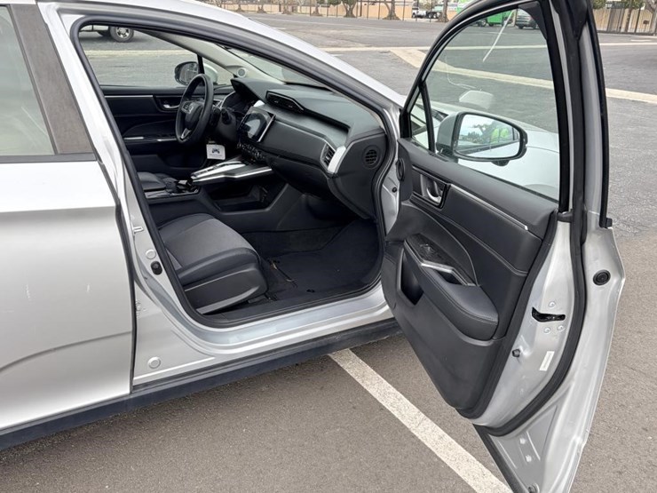 2019-honda-clarity-sedan-image-9