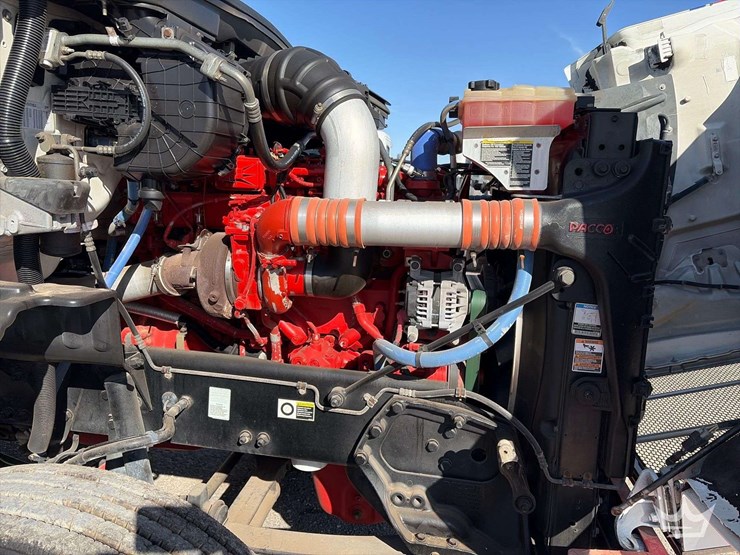 2015-peterbilt-567-image-9