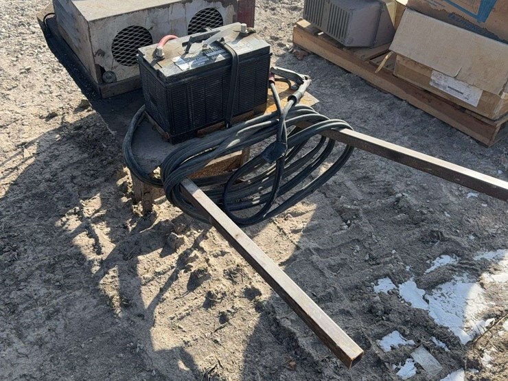 portable-gas-engine-with-jumper-cables-image-5