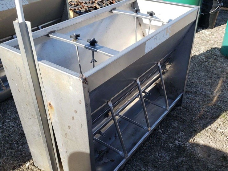 8-hole-stainless-steel-hog-feeder-with-water-pipe-image-2