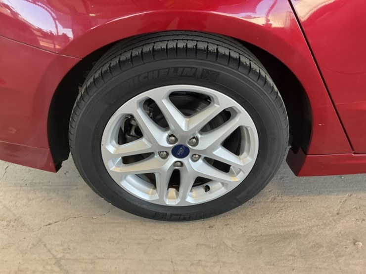 2015-ford-fusion-se-sdn-image-8