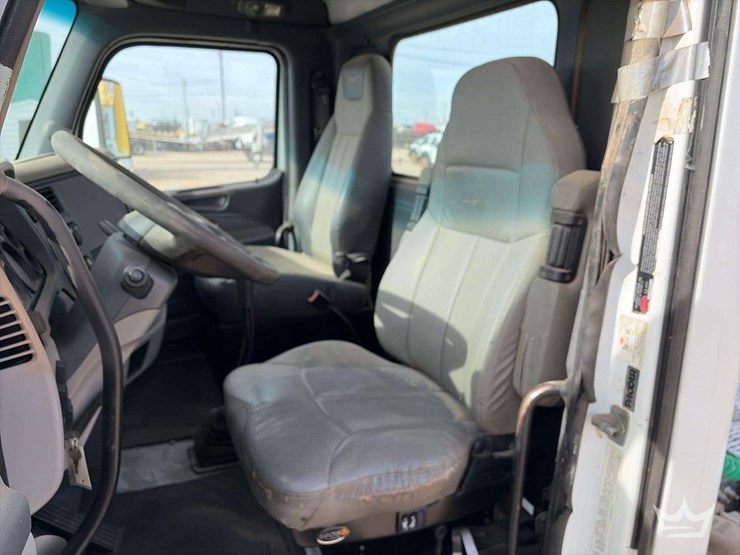 2015-peterbilt-567-image-13