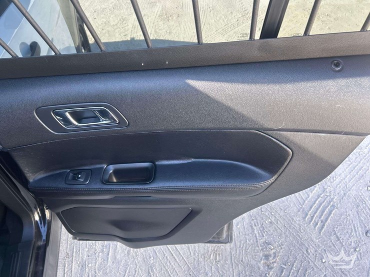 2016-ford-explorer-image-30