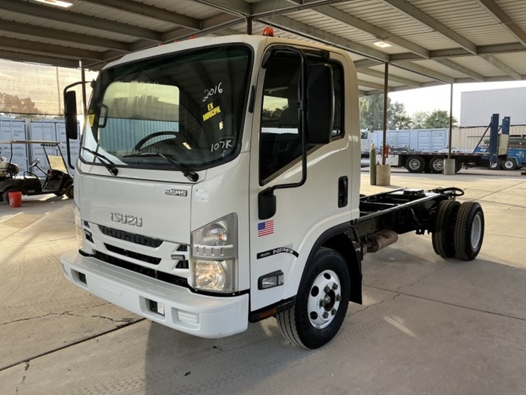 2016-isuzu-npr-image-4