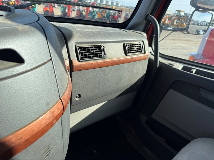 2011-volvo-10-image-37