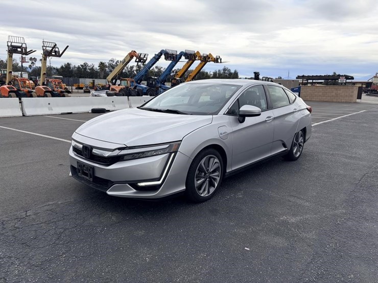 2019-honda-clarity-sedan-image-1